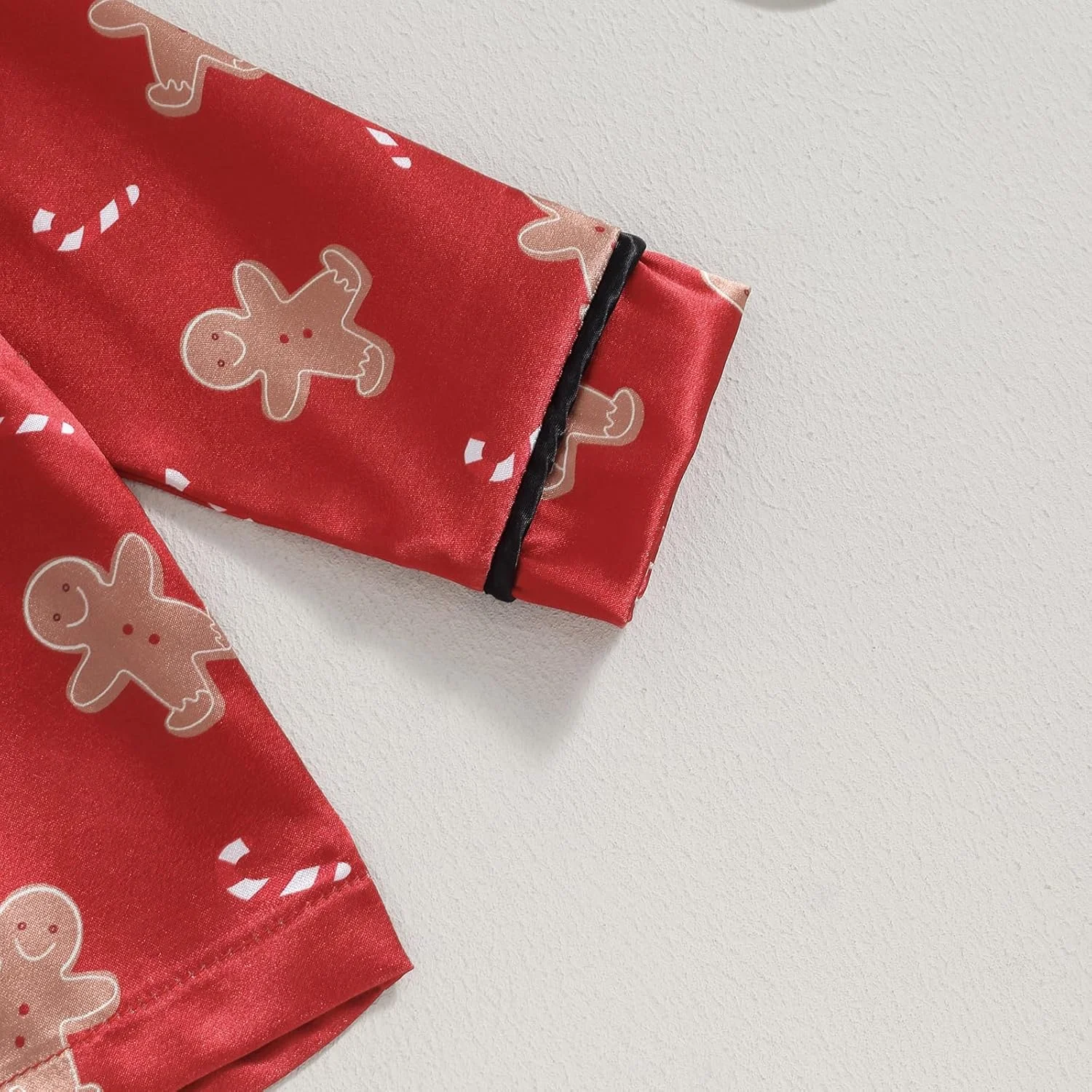 ست لباس خواب دخترانه LYSINK با طرح آدمک زنجبیلی، آستین بلند، دکمه دار، تاپ و شلوار ست لباس خواب دخترانه LYSINK با طرح آدمک زنجبیلی، آستین بلند، دکمه دار، تاپ و شلوار