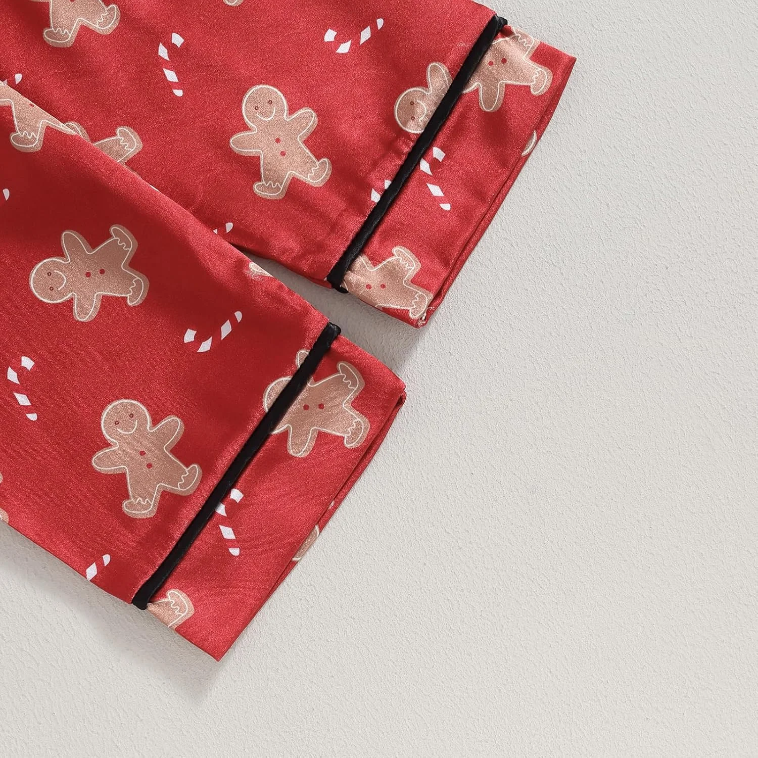 ست لباس خواب دخترانه LYSINK با طرح آدمک زنجبیلی، آستین بلند، دکمه دار، تاپ و شلوار ست لباس خواب دخترانه LYSINK با طرح آدمک زنجبیلی، آستین بلند، دکمه دار، تاپ و شلوار