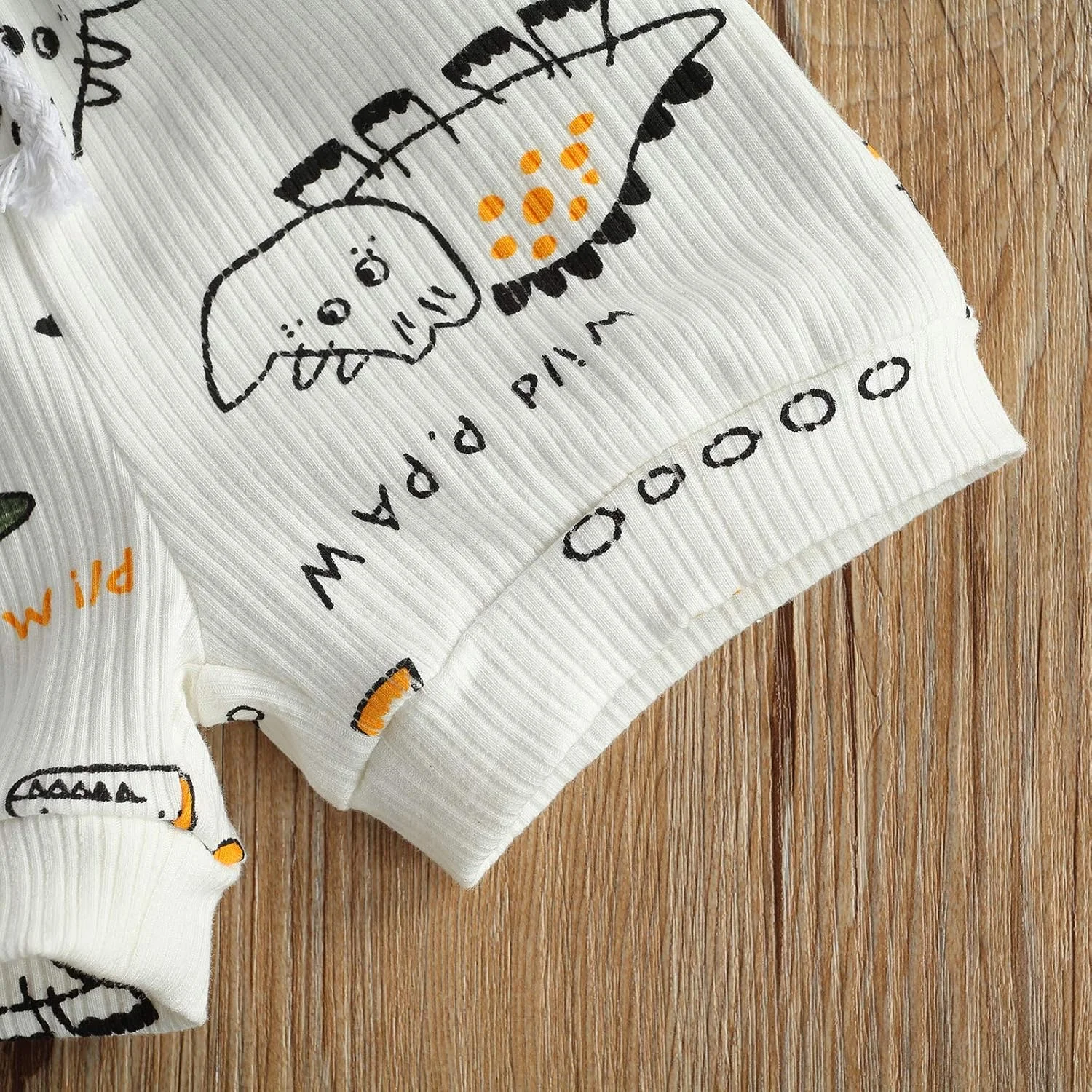 لباس تابستانی پسرانه Ledy Champswiin، تاپ پنبه ای طرح دایناسور و حروف چاپی + شورت خاکستری کشی 2 تکه لباس تابستانی پسرانه Ledy Champswiin، تاپ پنبه ای طرح دایناسور و حروف چاپی + شورت خاکستری کشی 2 تکه