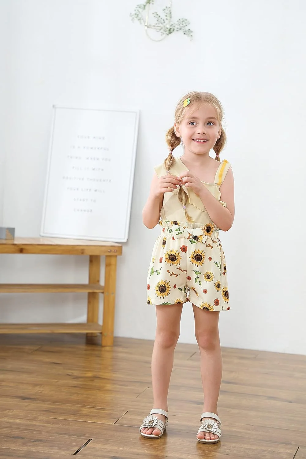 لباس دخترانه نوپا (12 ماهه تا 5 ساله) ست لباس تابستانی دخترانه شامل تاپ بدون آستین چین دار و شورت گلدار لباس دخترانه نوپا (12 ماهه تا 5 ساله) ست لباس تابستانی دخترانه شامل تاپ بدون آستین چین دار و شورت گلدار