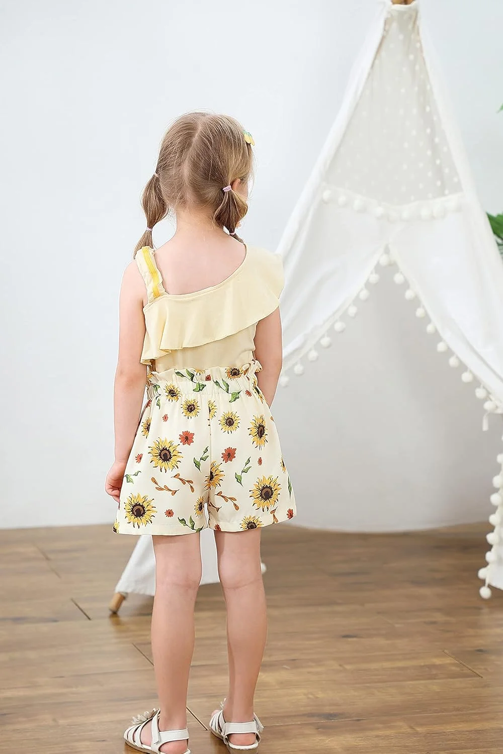 لباس دخترانه نوپا (12 ماهه تا 5 ساله) ست لباس تابستانی دخترانه شامل تاپ بدون آستین چین دار و شورت گلدار لباس دخترانه نوپا (12 ماهه تا 5 ساله) ست لباس تابستانی دخترانه شامل تاپ بدون آستین چین دار و شورت گلدار