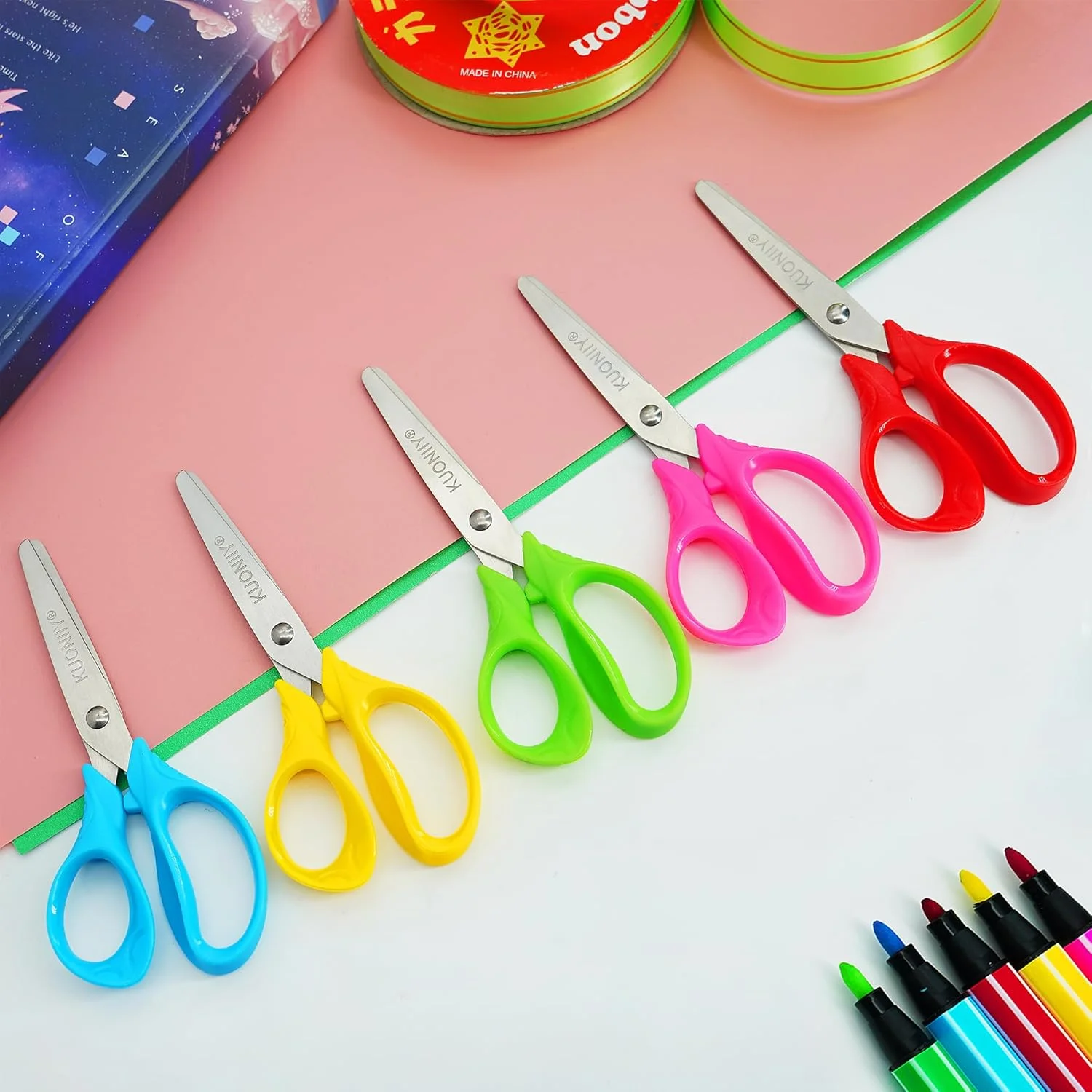 قیچی های 5 اینچی کودکانه KUONIIY، دسته های نرم و راحت، رنگ های متنوع، بسته 30 عددی