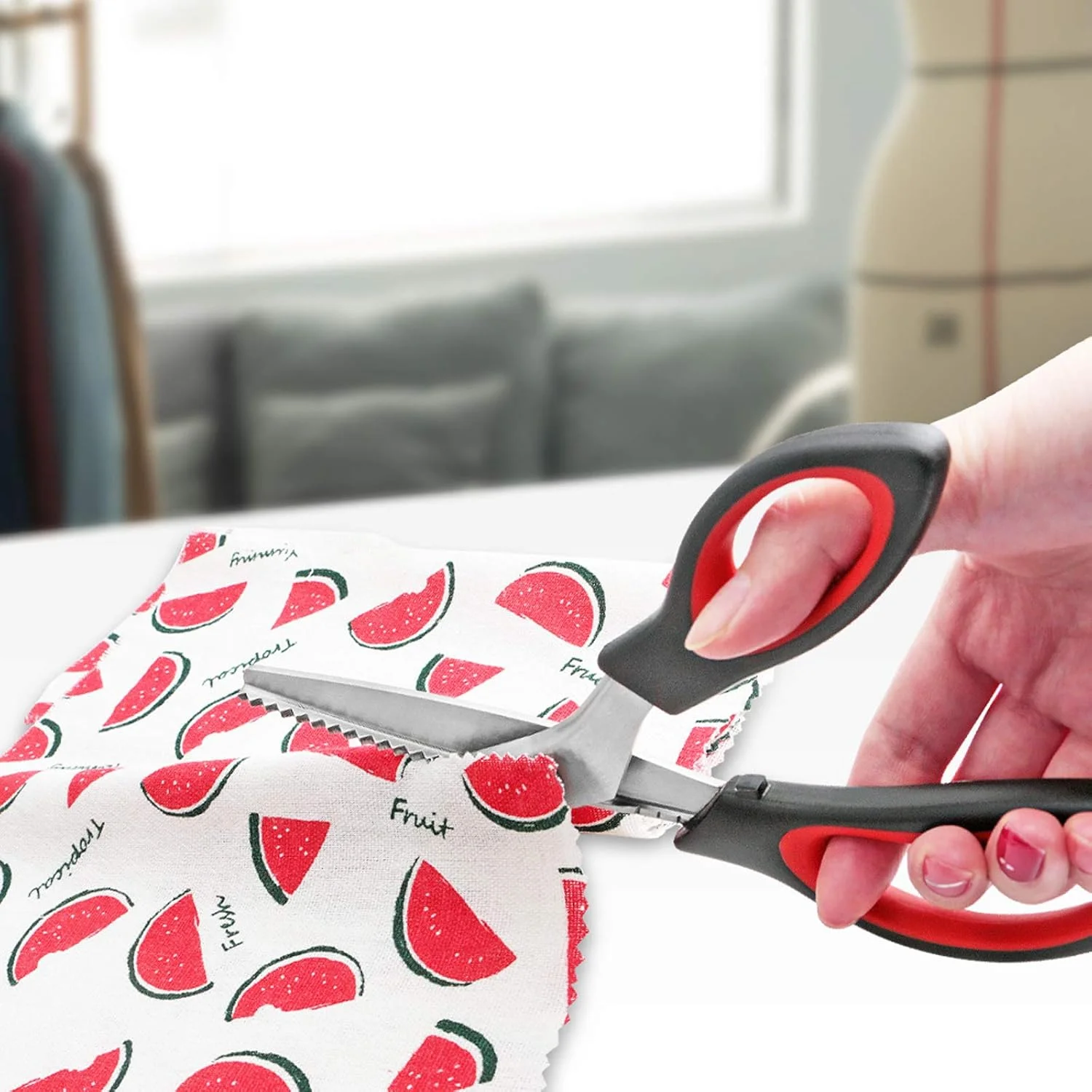 قیچی زیگزاگ کوونیی، دسته ارگونومیک، مناسب خیاطی حرفه ای، برش زیگزاگی، 9 اینچ، مشکی قرمز