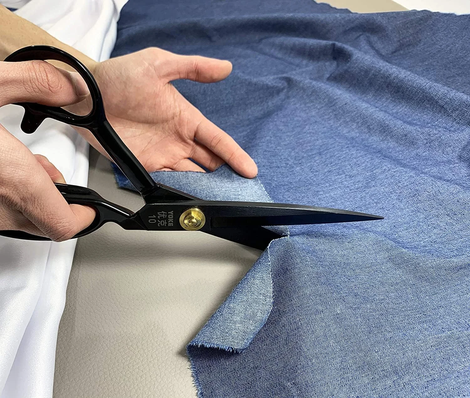 قیچی خیاطی JYC CREATIVE، قیچی حرفه ای خیاطی، قیچی کاردستی، قیچی در اندازه های مختلف، قیچی استیل ضد زنگ، قیچی برش پارچه، لوازم التحریر (26 سانتی متر، مشکی) قیچی خیاطی JYC CREATIVE، قیچی حرفه ای خیاطی، قیچی کاردستی، قیچی در اندازه های مختلف، قیچی استیل ضد زنگ، قیچی برش پارچه، لوازم التحریر (26 سانتی متر، مشکی)