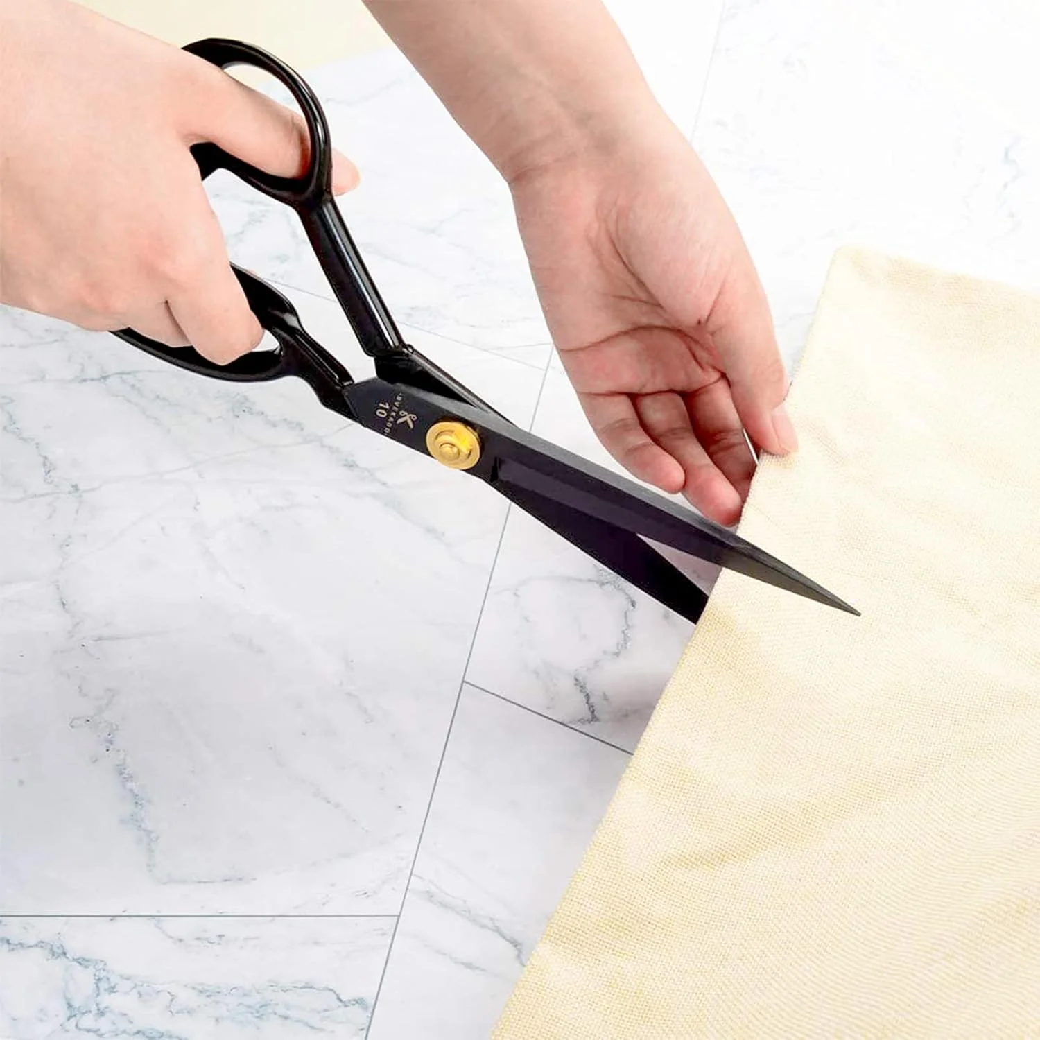 قیچی پارچه هوملین، 25.5 سانتیمتری - قیچی خیاطی و برش پارچه، مناسب برای برش پارچه، لباس و چرم (مشکی، راست دست) قیچی پارچه هوملین، 25.5 سانتیمتری - قیچی خیاطی و برش پارچه، مناسب برای برش پارچه، لباس و چرم (مشکی، راست دست)