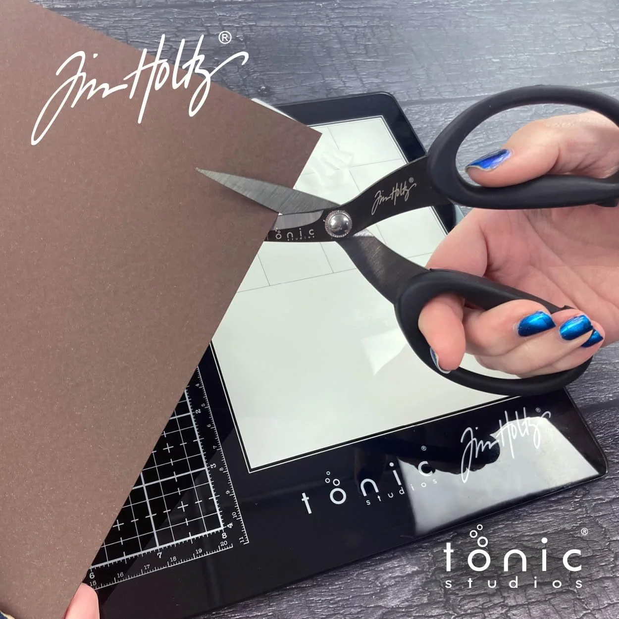 قیچی چند منظوره غیر چسبنده 7 اینچی Tim Holtz با لبه های میکرو دندانه دار – بسته 2 عددی – قیچی کاردستی با روکش تیتانیوم با دسته های Kushgrip و درپوش ایمنی، لبه میکرو دندانه دار برای برش دقیق قیچی چند منظوره غیر چسبنده 7 اینچی Tim Holtz با لبه های میکرو دندانه دار – بسته 2 عددی – قیچی کاردستی با روکش تیتانیوم با دسته های Kushgrip و درپوش ایمنی، لبه میکرو دندانه دار برای برش دقیق