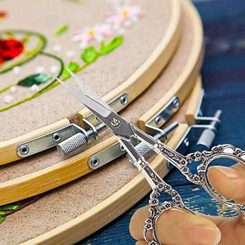 قیچی طرح اروپایی قدیمی BIHRTC با طرح شکوفه آلو برای گلدوزی، خیاطی، صنایع دستی، کارهای هنری و استفاده روزمره (نقره ای) قیچی طرح اروپایی قدیمی BIHRTC با طرح شکوفه آلو برای گلدوزی، خیاطی، صنایع دستی، کارهای هنری و استفاده روزمره (نقره ای)