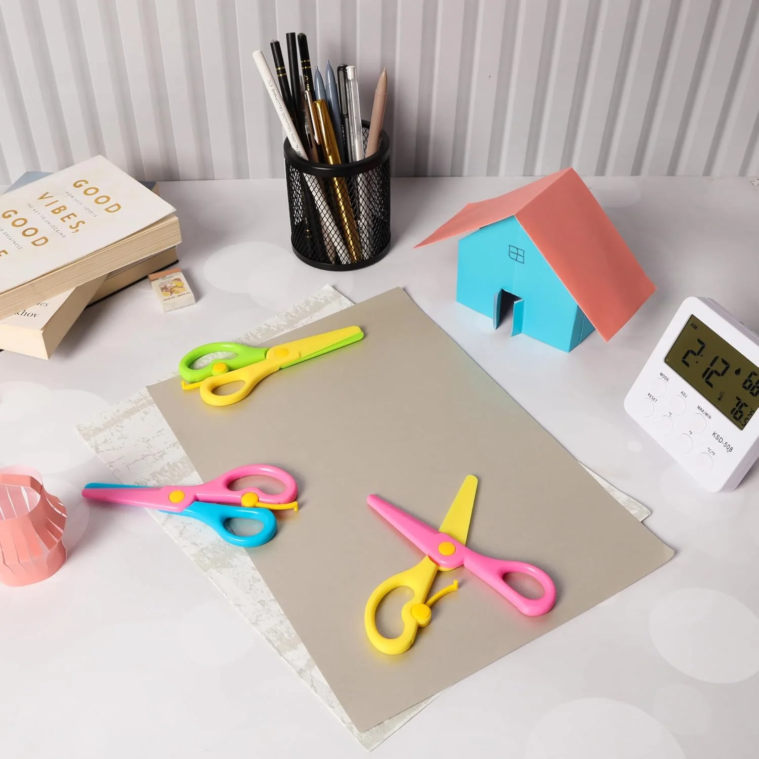 مجموعه قیچی کودکانه Belle Vous - 24 عدد قیچی رنگی کودکانه با نوک گرد - 13.5 سانتی متر - مناسب برای کاربران راست دست و چپ دست - قیچی کاردستی کودکانه - کاردستی، کار با کاغذ، هنر