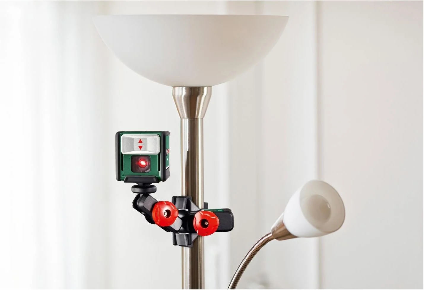 لیزر خطی متقاطع Bosch Quigo به همراه پایه جهانی، محدوده کارکرد 7 متر لیزر خطی متقاطع Bosch Quigo به همراه پایه جهانی، محدوده کارکرد 7 متر