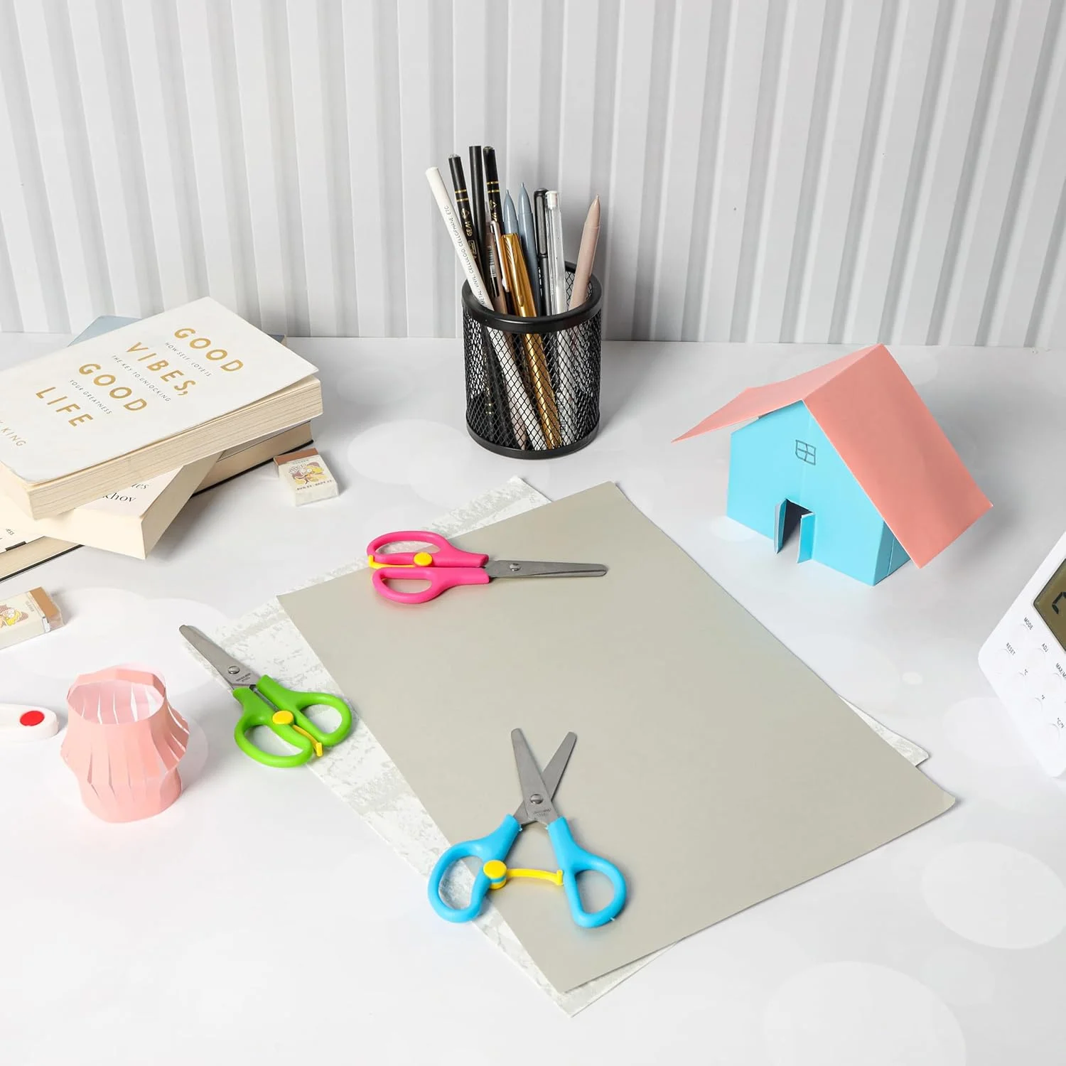 قیچی های نوک گرد رنگارنگ Belle Vous (بسته 12 عددی) - قیچی ایمنی 12.5 سانتی متری مناسب برای دست راست و چپ - قیچی فولادی برای مدرسه، هنر و صنایع دستی