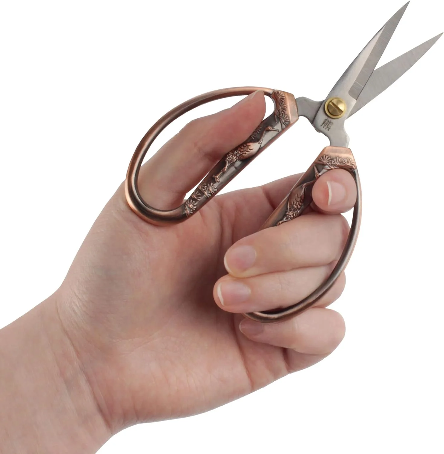 قیچی گلدوزی صنایع دستی BambooMN با دسته های تزئینی، طرح درنا - مسی، 5.25 اینچ قیچی گلدوزی صنایع دستی BambooMN با دسته های تزئینی، طرح درنا - مسی، 5.25 اینچ