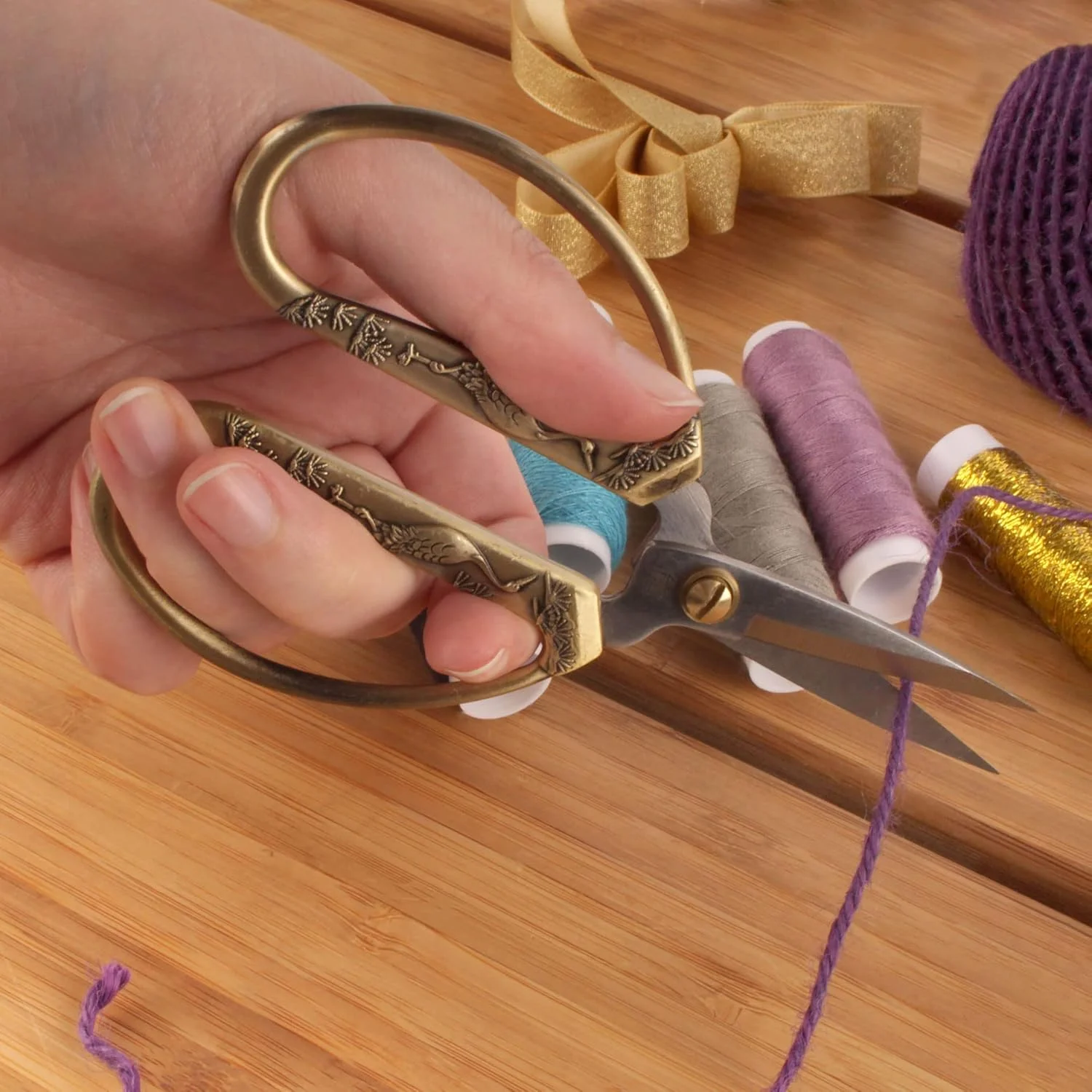 قیچی گلدوزی بامبو ام ان با دسته های تزئینی ریخته گری شده، طرح درنا - 2 اندازه مختلف قیچی گلدوزی بامبو ام ان با دسته های تزئینی ریخته گری شده، طرح درنا - 2 اندازه مختلف