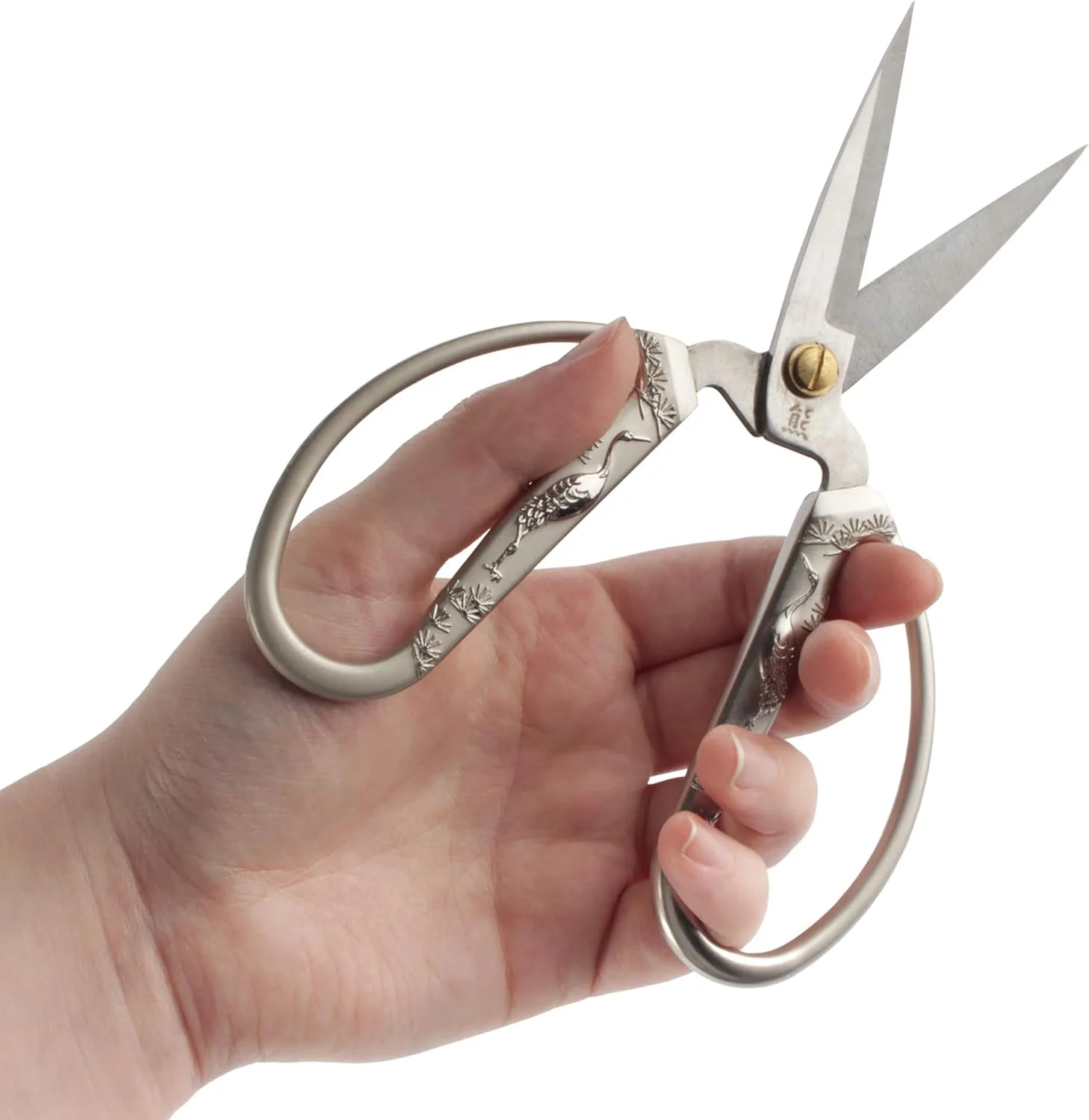 قیچی گلدوزی 17 سانتی متری بامبو ام ان، با دسته های دایکاست تزئینی، طرح درنا - نیکل مات قیچی گلدوزی 17 سانتی متری بامبو ام ان، با دسته های دایکاست تزئینی، طرح درنا - نیکل مات