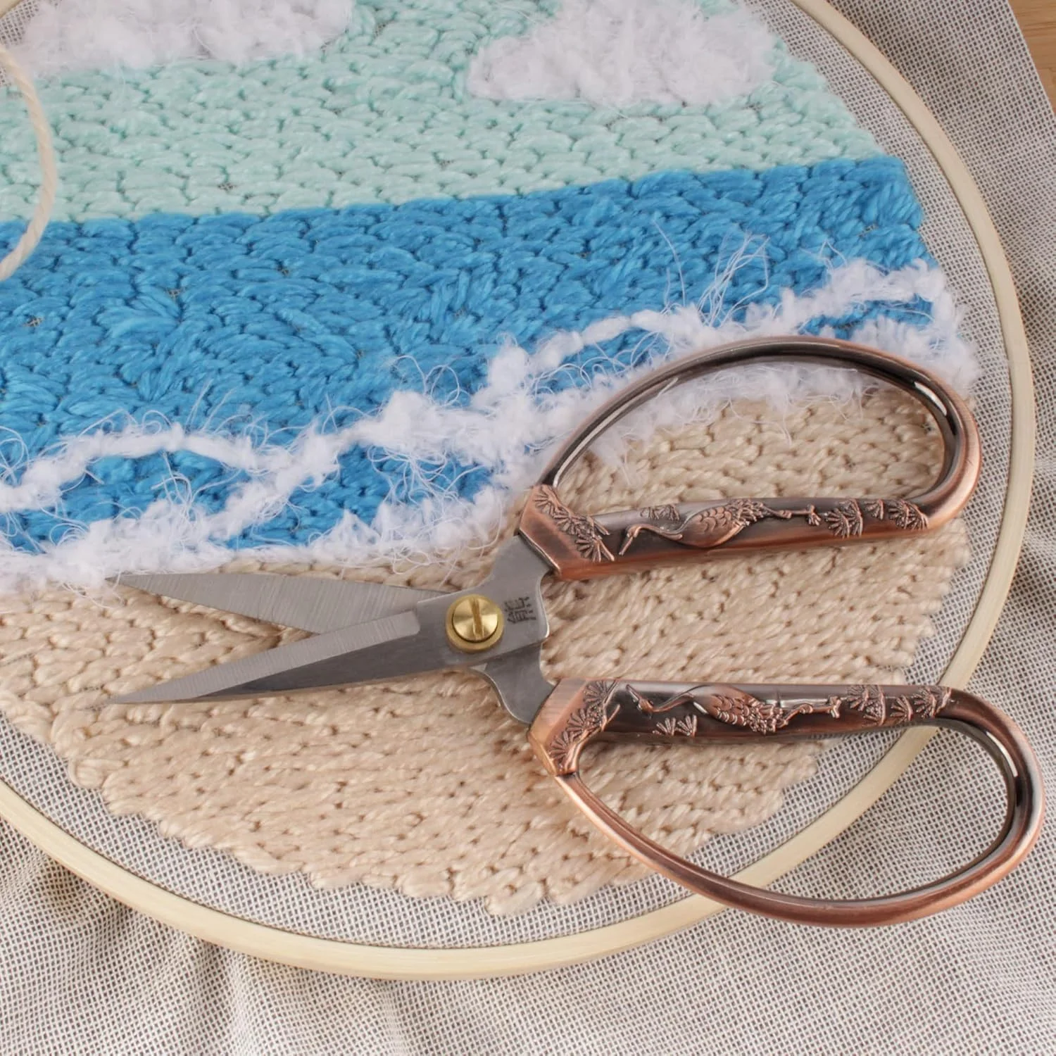 قیچی گلدوزی صنایع دستی BambooMN با دسته های تزئینی، طرح درنا - مسی، 5.25 اینچ قیچی گلدوزی صنایع دستی BambooMN با دسته های تزئینی، طرح درنا - مسی، 5.25 اینچ