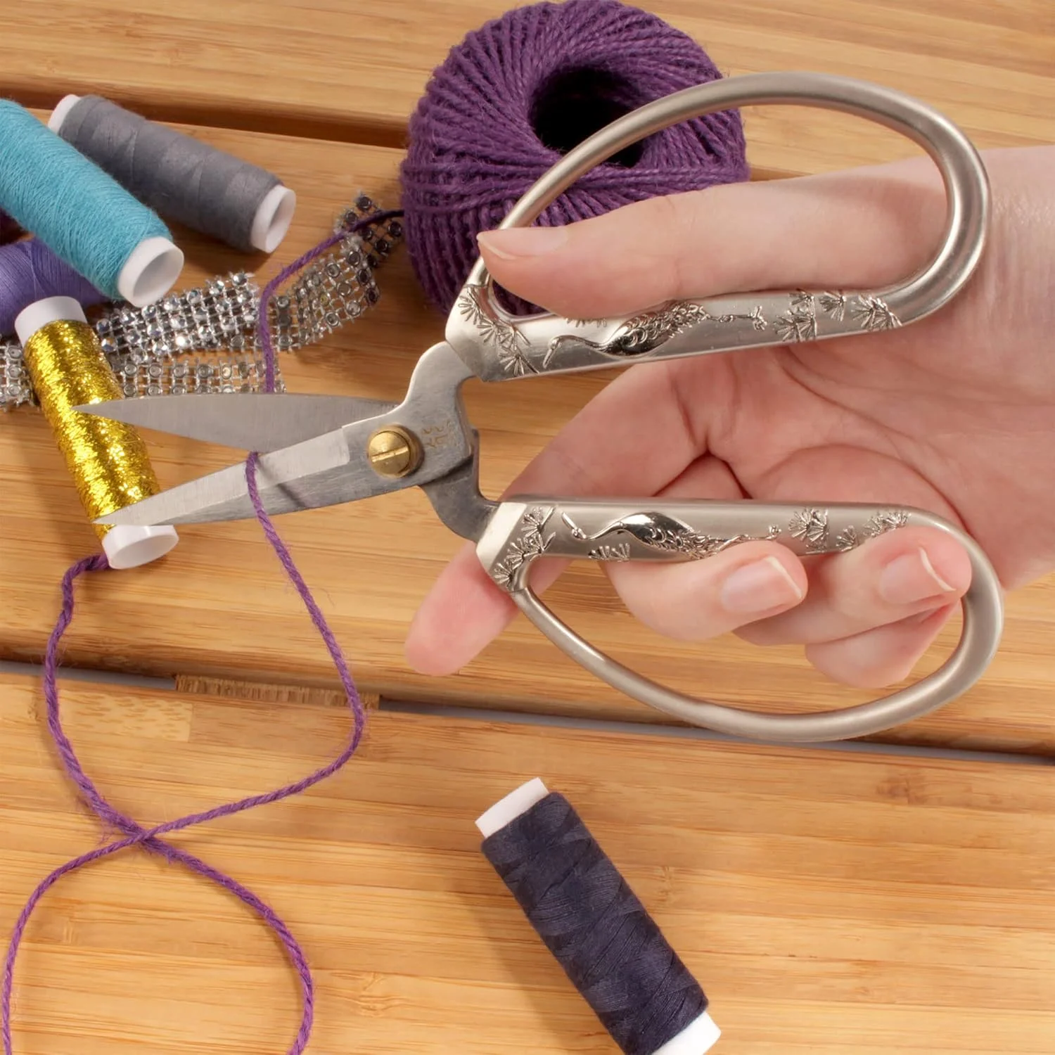 قیچی گلدوزی 17 سانتی متری بامبو ام ان، با دسته های دایکاست تزئینی، طرح درنا - نیکل مات قیچی گلدوزی 17 سانتی متری بامبو ام ان، با دسته های دایکاست تزئینی، طرح درنا - نیکل مات