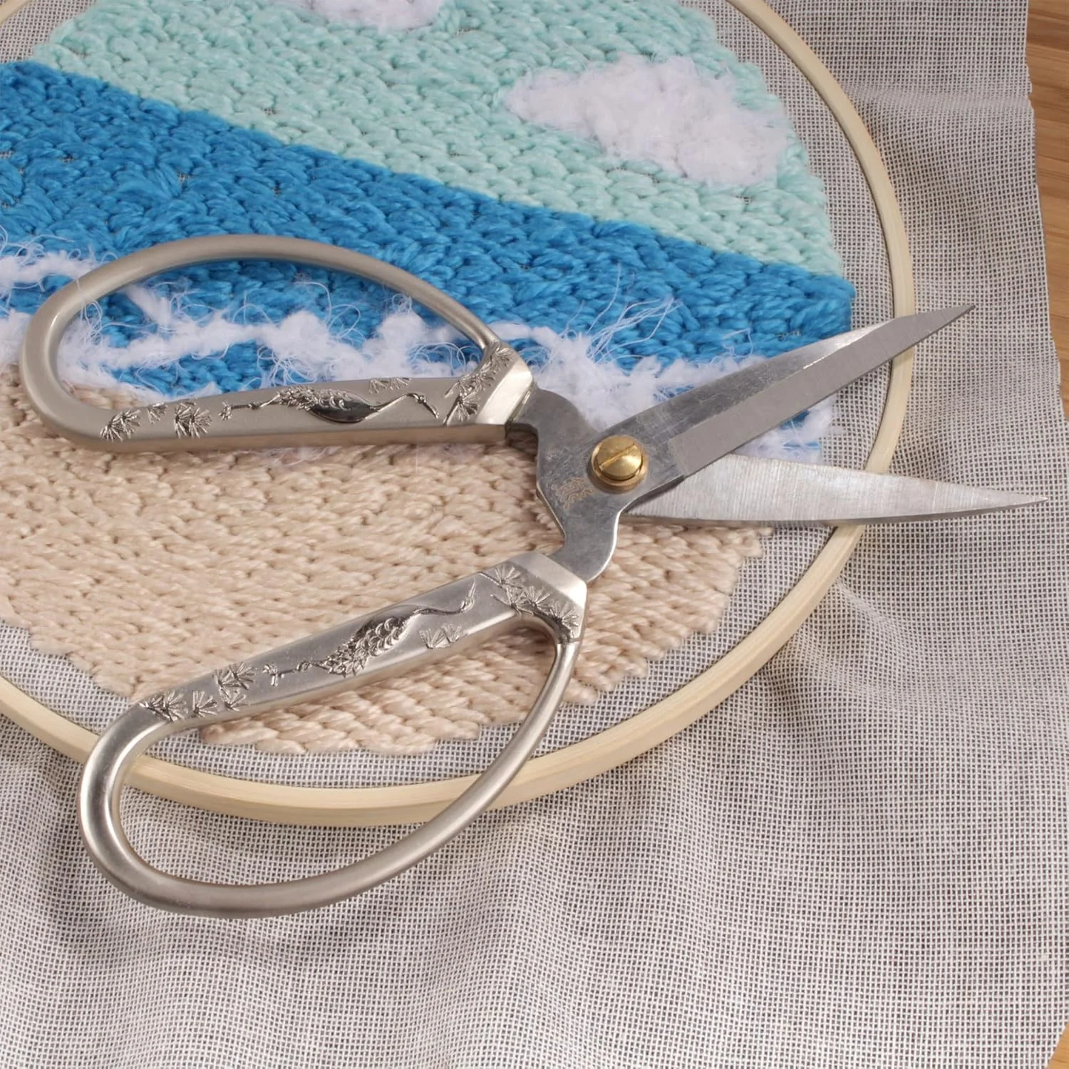 قیچی گلدوزی 17 سانتی متری بامبو ام ان، با دسته های دایکاست تزئینی، طرح درنا - نیکل مات قیچی گلدوزی 17 سانتی متری بامبو ام ان، با دسته های دایکاست تزئینی، طرح درنا - نیکل مات