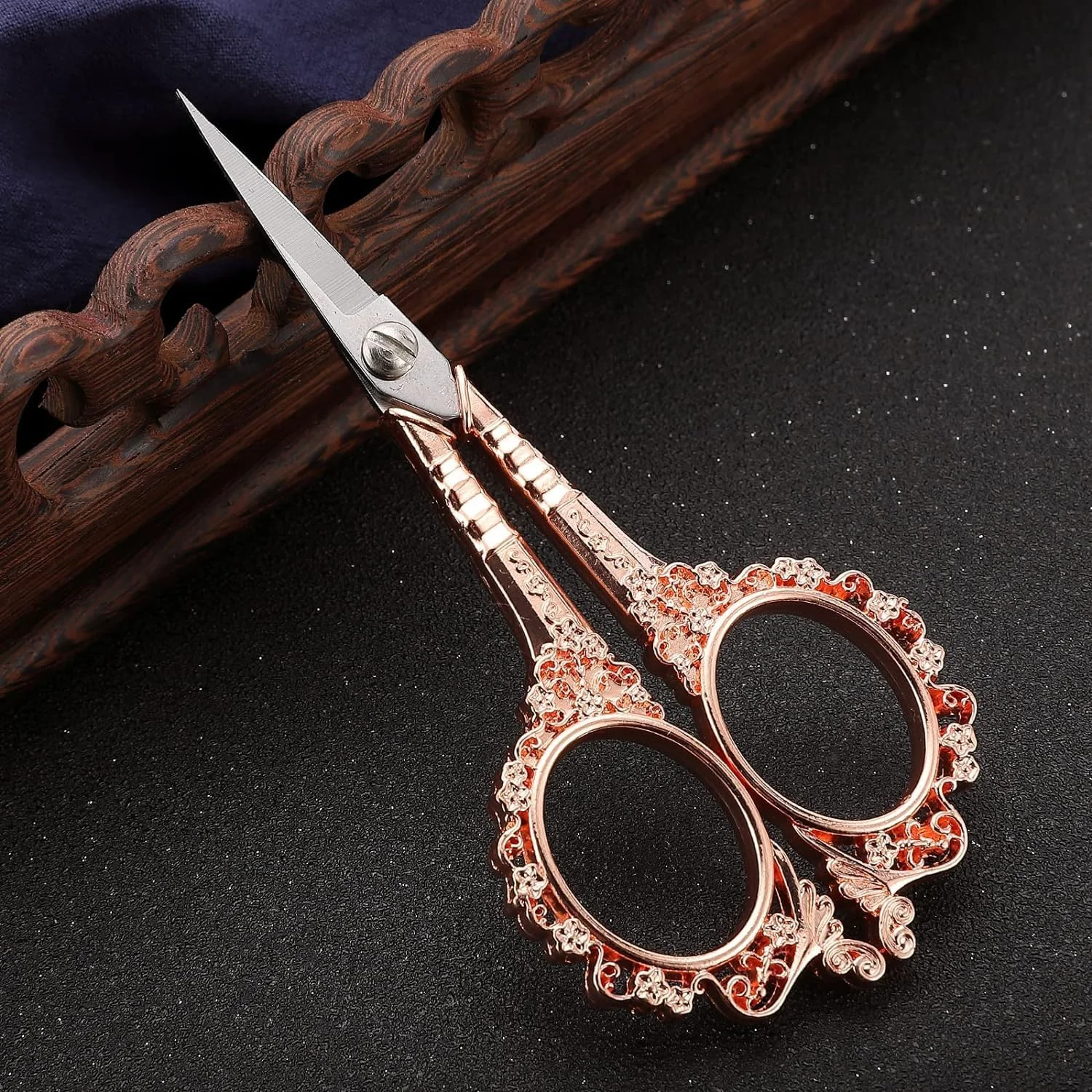 قیچی خیاطی و گلدوزی ظریف آزونه 4.5 اینچی با غلاف محافظ - ایده آل برای صنایع دستی، کوک متقاطع، سوزن دوزی، آثار هنری، برش نخ و کاموا (رزگلد) قیچی خیاطی و گلدوزی ظریف آزونه 4.5 اینچی با غلاف محافظ - ایده آل برای صنایع دستی، کوک متقاطع، سوزن دوزی، آثار هنری، برش نخ و کاموا (رزگلد)