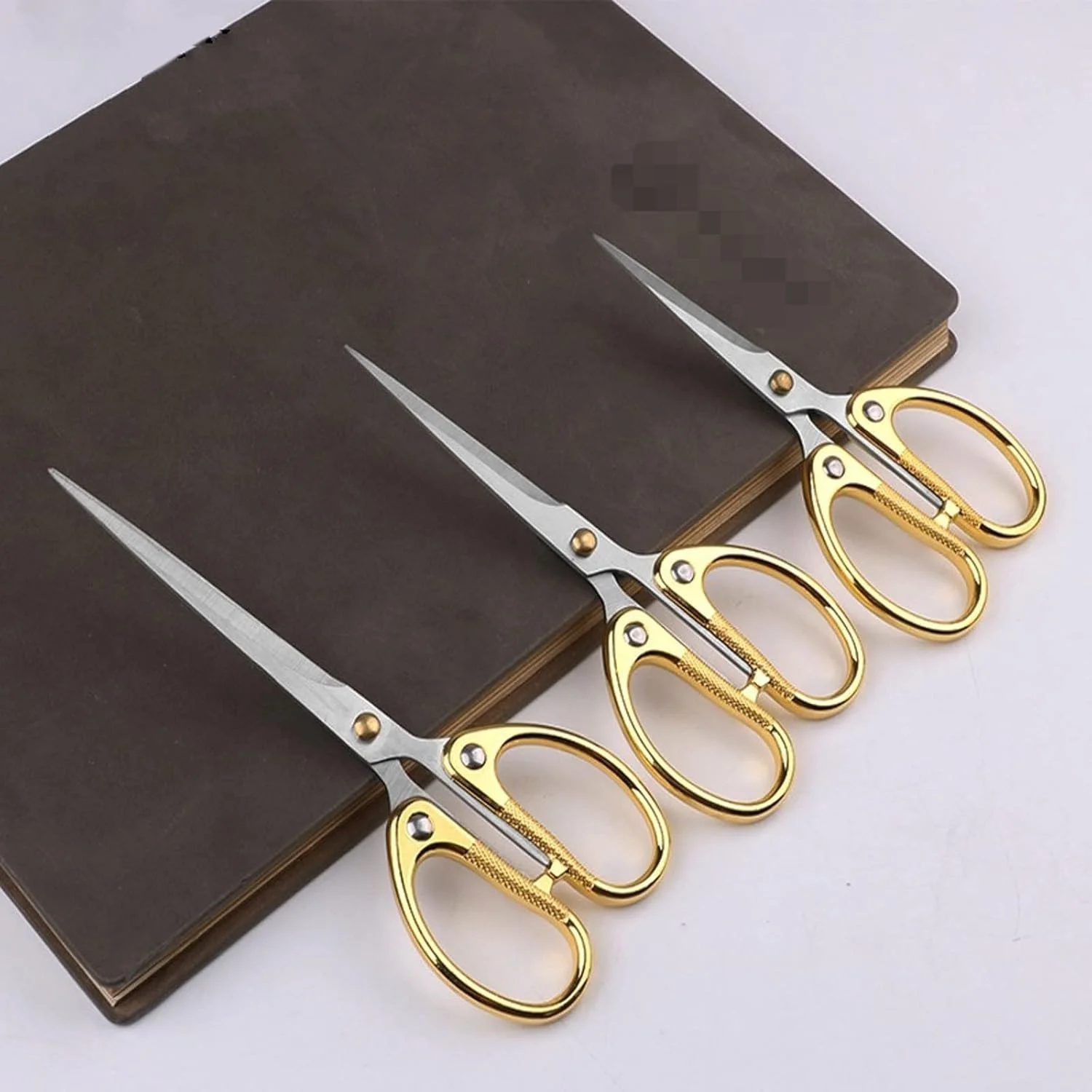 قیچی AUEMNUR، یک عدد، قیچی خیاطی حرفه ای برای برش مستقیم پارچه و لباس، قیچی خیاطی، ابزار قیچی اداری لوازم التحریر خانگی (اندازه: 13.8cm*6.2cm)