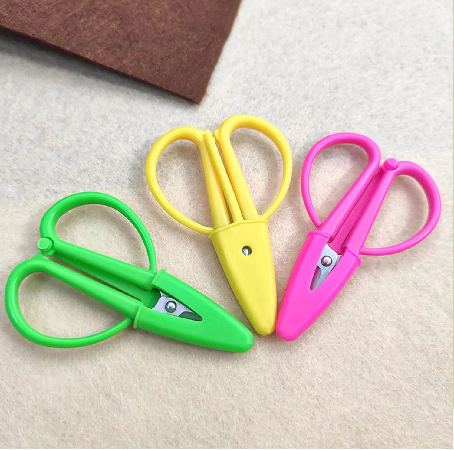 قیچی صنایع دستی AUEMNUR با غلاف محافظ، قیچی های بادوام استیل برای خیاطی، گلدوزی، و صنایع دستی کاغذی (رنگ: Hortel) قیچی صنایع دستی AUEMNUR با غلاف محافظ، قیچی های بادوام استیل برای خیاطی، گلدوزی، و صنایع دستی کاغذی (رنگ: Hortel)