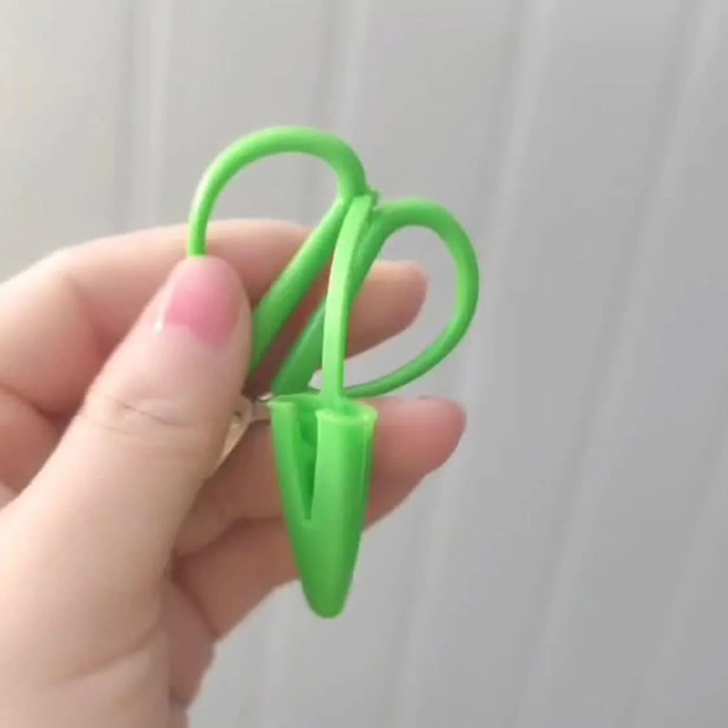 قیچی صنایع دستی AUEMNUR با جعبه محافظ، قیچی های بادوام فولادی برای خیاطی، گلدوزی و صنایع دستی کاغذی (رنگ: Hortel) قیچی صنایع دستی AUEMNUR با جعبه محافظ، قیچی های بادوام فولادی برای خیاطی، گلدوزی و صنایع دستی کاغذی (رنگ: Hortel)