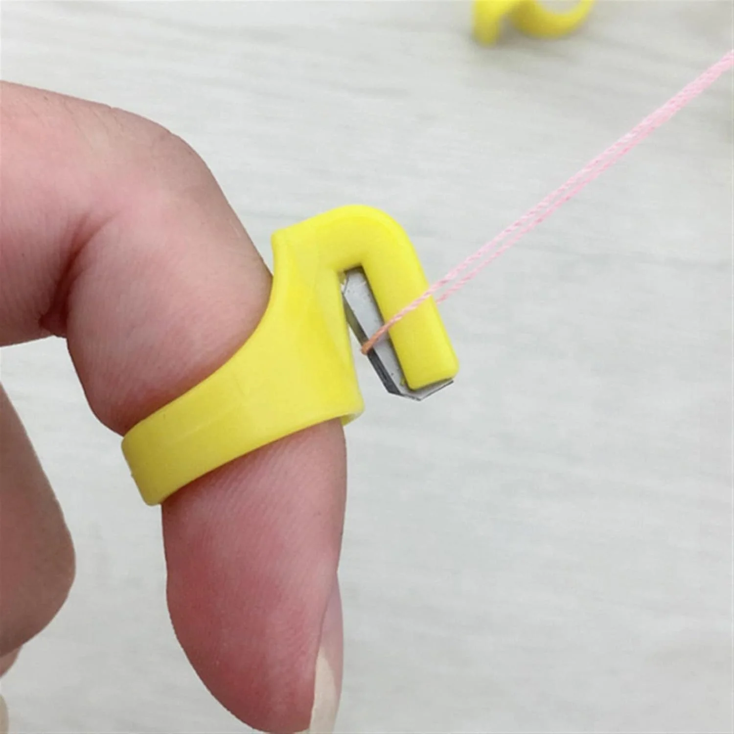 قیچی نخ چین پلاستیکی AUEMNUR، انگشتی، تیغه ای، مناسب برای کاردستی، انگشتانه، حلقه خیاطی، ابزار چرخ خیاطی خانگی قیچی نخ چین پلاستیکی AUEMNUR، انگشتی، تیغه ای، مناسب برای کاردستی، انگشتانه، حلقه خیاطی، ابزار چرخ خیاطی خانگی