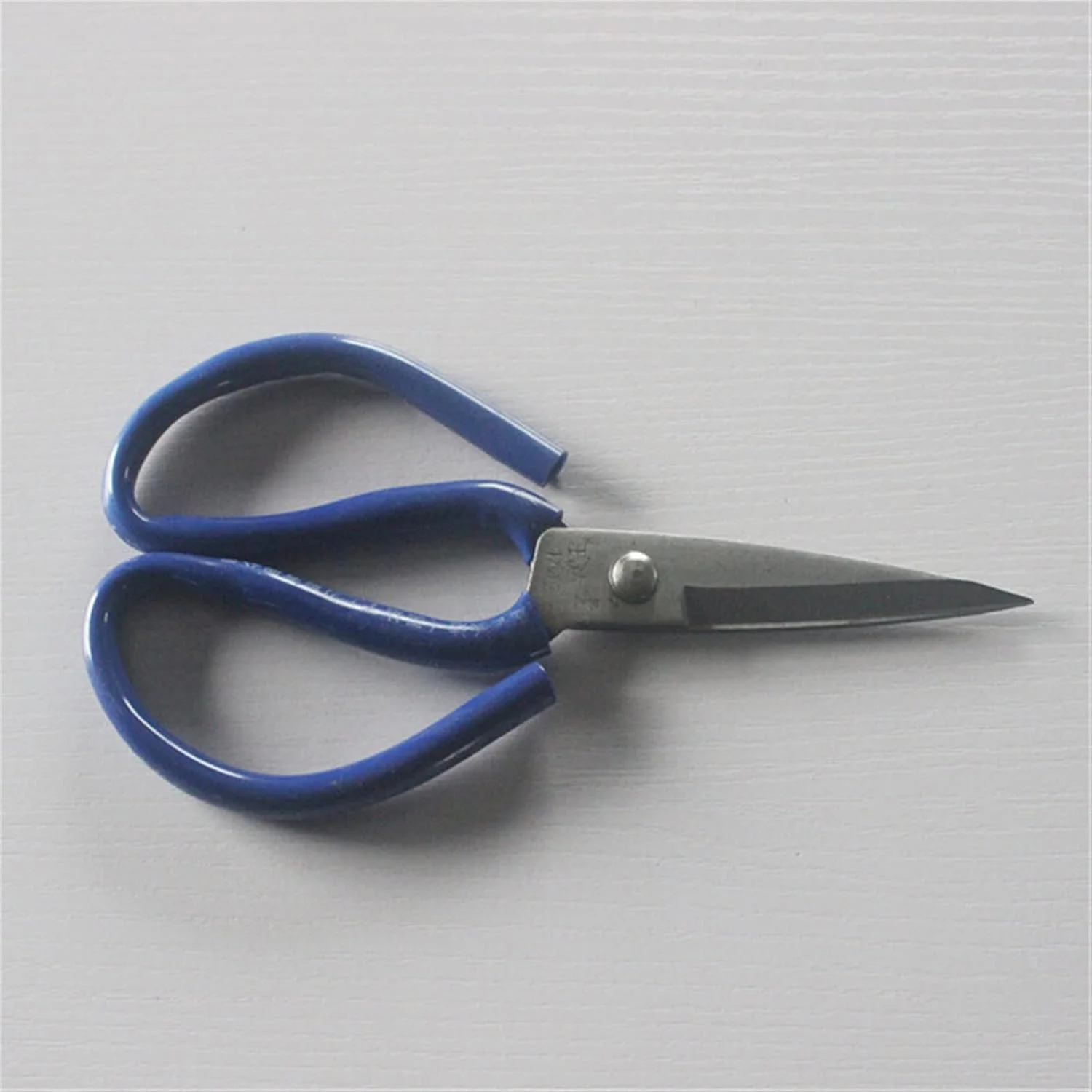 قیچی خیاطی حرفه ای AUEMNUR، قیچی برش پارچه و نخ سوزن، جنس استیل ضد زنگ، بدون آسیب به دست