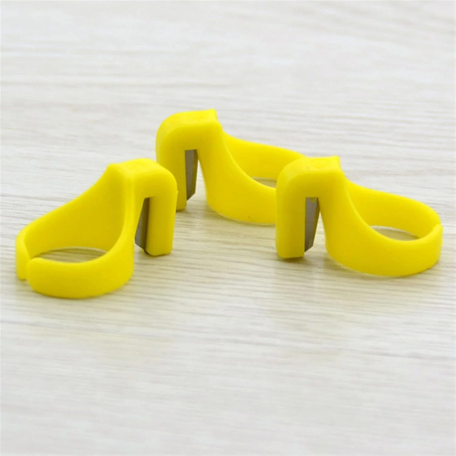 قیچی نخ چین پلاستیکی AUEMNUR، انگشتی، تیغه ای، مناسب برای کاردستی، انگشتانه، حلقه خیاطی، ابزار چرخ خیاطی خانگی قیچی نخ چین پلاستیکی AUEMNUR، انگشتی، تیغه ای، مناسب برای کاردستی، انگشتانه، حلقه خیاطی، ابزار چرخ خیاطی خانگی