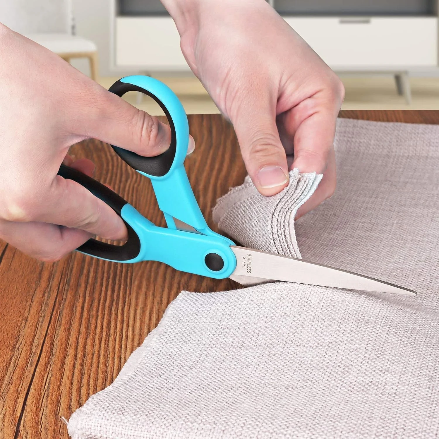 قیچی پارچه آسدیرنه، ست قیچی با تیغه های تیز فولادی ضد زنگ و دسته های نرم، شامل قیچی خیاطی، قیچی کاردستی، نخ چین و قیچی گلدوزی، 4 عدد، آبی/مشکی قیچی پارچه آسدیرنه، ست قیچی با تیغه های تیز فولادی ضد زنگ و دسته های نرم، شامل قیچی خیاطی، قیچی کاردستی، نخ چین و قیچی گلدوزی، 4 عدد، آبی/مشکی