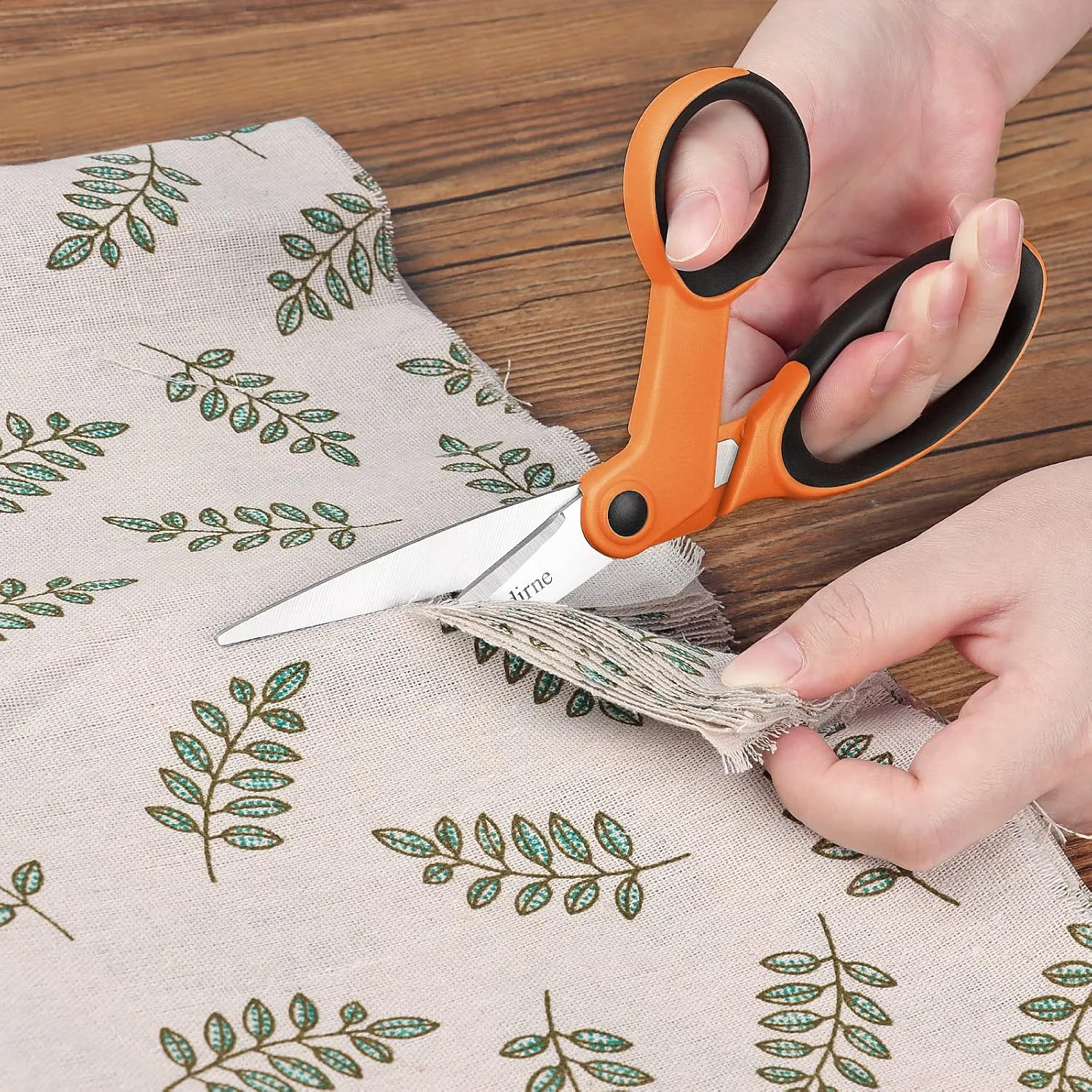 قیچی پارچه آسدیرنه، مجموعه قیچی با تیغه تیز از جنس استیل ضد زنگ و دسته های نرم، شامل قیچی خیاطی، قیچی کاردستی، نخ چین و قیچی گلدوزی، 4 عدد، نارنجی/مشکی قیچی پارچه آسدیرنه، مجموعه قیچی با تیغه تیز از جنس استیل ضد زنگ و دسته های نرم، شامل قیچی خیاطی، قیچی کاردستی، نخ چین و قیچی گلدوزی، 4 عدد، نارنجی/مشکی