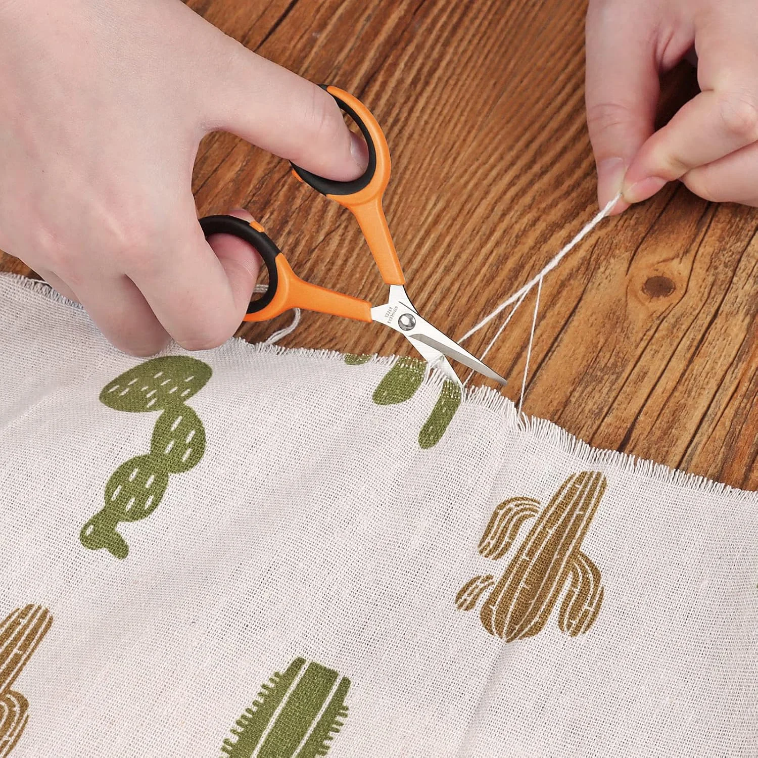 قیچی پارچه آسدیرنه، مجموعه قیچی با تیغه تیز از جنس استیل ضد زنگ و دسته های نرم، شامل قیچی خیاطی، قیچی کاردستی، نخ چین و قیچی گلدوزی، 4 عدد، نارنجی/مشکی قیچی پارچه آسدیرنه، مجموعه قیچی با تیغه تیز از جنس استیل ضد زنگ و دسته های نرم، شامل قیچی خیاطی، قیچی کاردستی، نخ چین و قیچی گلدوزی، 4 عدد، نارنجی/مشکی