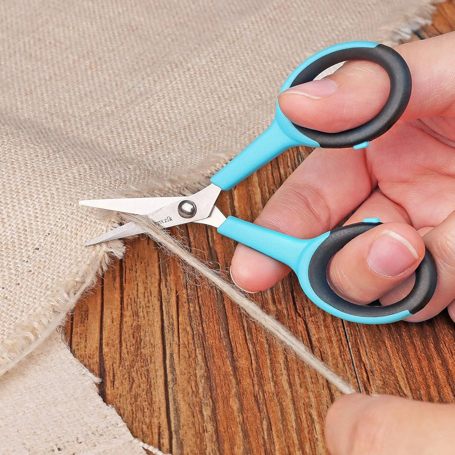 قیچی پارچه آسدیرنه، ست قیچی با تیغه های تیز فولادی ضد زنگ و دسته های نرم، شامل قیچی خیاطی، قیچی کاردستی، نخ چین و قیچی گلدوزی، 4 عدد، آبی/مشکی قیچی پارچه آسدیرنه، ست قیچی با تیغه های تیز فولادی ضد زنگ و دسته های نرم، شامل قیچی خیاطی، قیچی کاردستی، نخ چین و قیچی گلدوزی، 4 عدد، آبی/مشکی