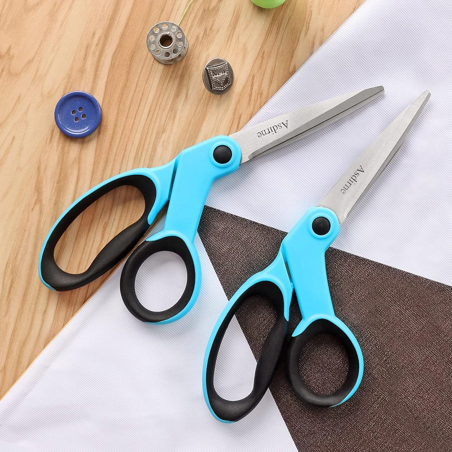 قیچی پارچه آسدیرنه، قیچی خیاطی با تیغه تیز فولادی ضد زنگ و دسته های نرم، عالی برای خیاطی، کاردستی، دفتر و مدرسه، 2 عدد، آبی/مشکی قیچی پارچه آسدیرنه، قیچی خیاطی با تیغه تیز فولادی ضد زنگ و دسته های نرم، عالی برای خیاطی، کاردستی، دفتر و مدرسه، 2 عدد، آبی/مشکی