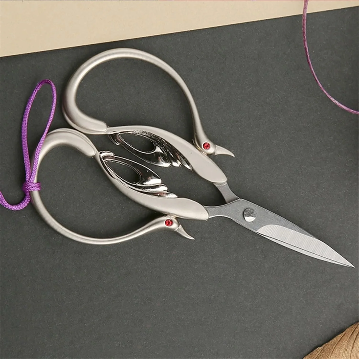 قیچی خیاطی AOCATE به همراه روکش، مناسب برای گلدوزی، سوزن دوزی و برش پارچه (رنگ: Hortel)