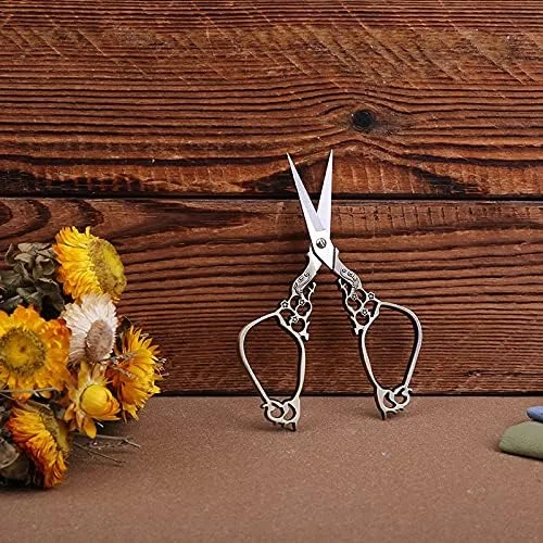 ALFAAL 1 عدد قیچی خیاطی طرح قدیمی، قیچی گلدوزی مناسب برای خیاطی و تکه دوزی بانوان در منزل (رنگ: مشکی) ALFAAL 1 عدد قیچی خیاطی طرح قدیمی، قیچی گلدوزی مناسب برای خیاطی و تکه دوزی بانوان در منزل (رنگ: مشکی)