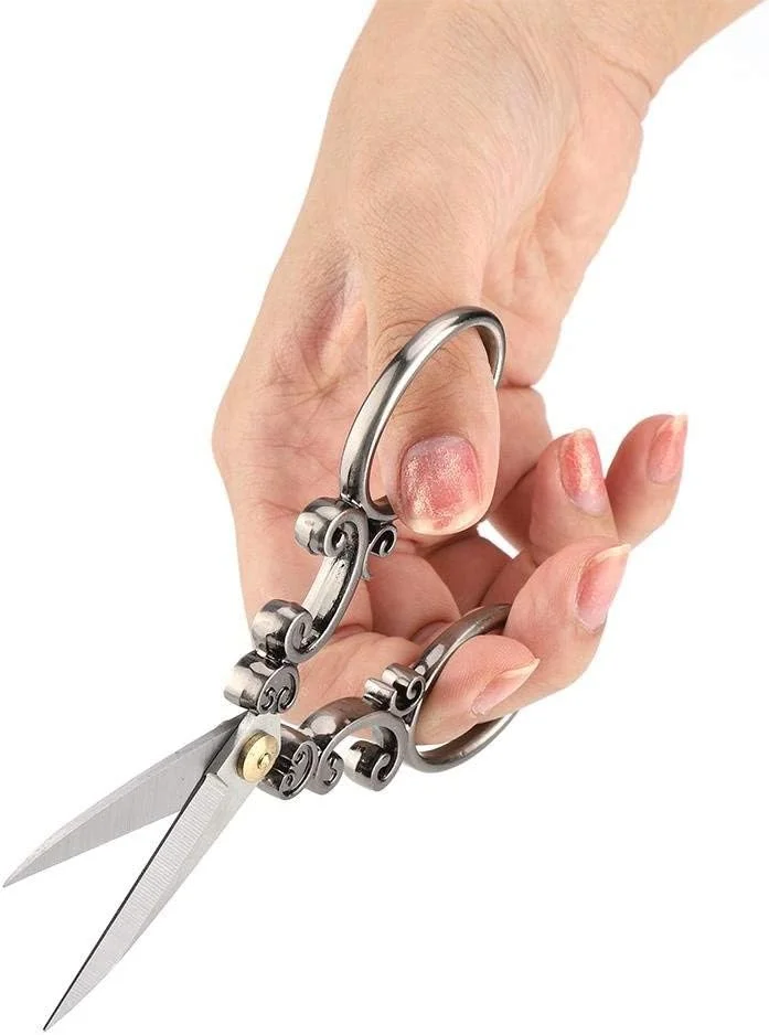 قیچی خیاطی کوچک عتیقه استیل ضد زنگ Akozon، ابزار کلاسیک برش گلدوزی و صنایع دستی DIY (برش کلاسیک خاکستری نقره ای) قیچی خیاطی کوچک عتیقه استیل ضد زنگ Akozon، ابزار کلاسیک برش گلدوزی و صنایع دستی DIY (برش کلاسیک خاکستری نقره ای)