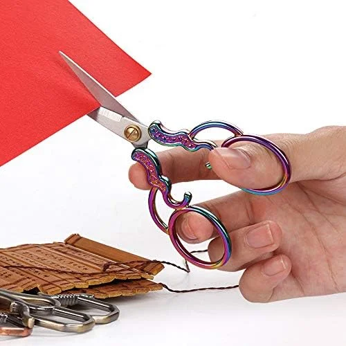 یک عدد قیچی خیاطی حرفه ای استیل ضد زنگ، طرح قدیمی، مناسب گلدوزی، خیاطی، طراحی و برش نخ (رنگ: برنزی)