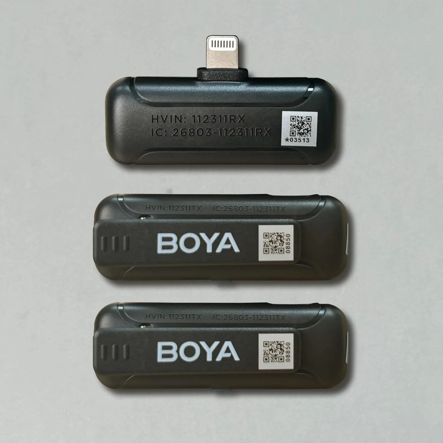 میکروفون یقه ای بی سیم BOYA BY-WM3T-D2، میکروفون گیره ای بی سیم با قابلیت حذف نویز، میکروفون یقه ای دارای گواهی MFi با اتصال لایتنینگ، مناسب برای آیفون، آیپد و iOS میکروفون یقه ای بی سیم BOYA BY-WM3T-D2، میکروفون گیره ای بی سیم با قابلیت حذف نویز، میکروفون یقه ای دارای گواهی MFi با اتصال لایتنینگ، مناسب برای آیفون، آیپد و iOS