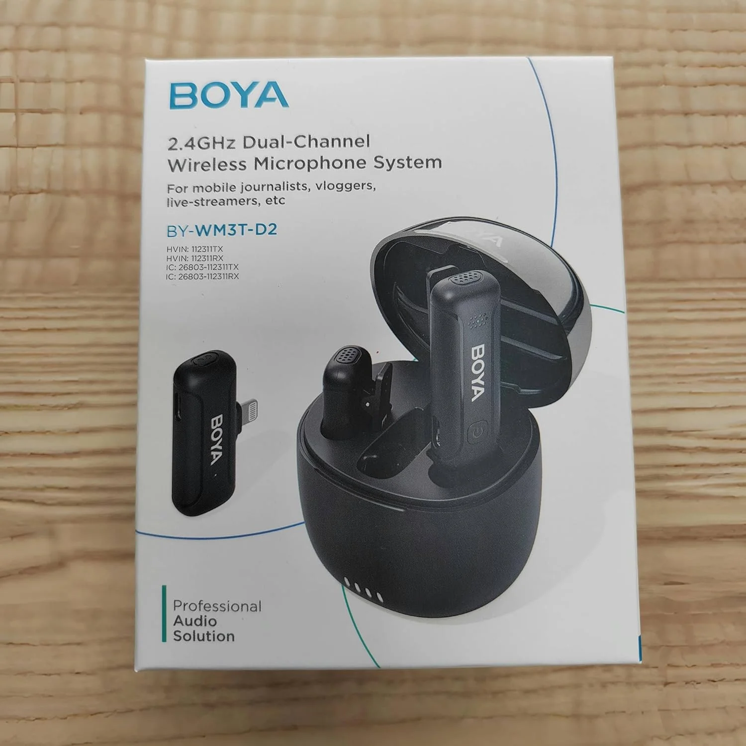 میکروفون یقه ای بی سیم BOYA BY-WM3T-D2، میکروفون گیره ای بی سیم با قابلیت حذف نویز، میکروفون یقه ای دارای گواهی MFi با اتصال لایتنینگ، مناسب برای آیفون، آیپد و iOS میکروفون یقه ای بی سیم BOYA BY-WM3T-D2، میکروفون گیره ای بی سیم با قابلیت حذف نویز، میکروفون یقه ای دارای گواهی MFi با اتصال لایتنینگ، مناسب برای آیفون، آیپد و iOS