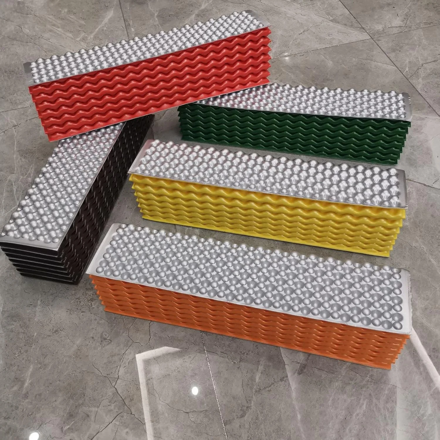 تشک فوم تاشو ضد رطوبت NC، سبک و مناسب کمپینگ، پیاده‌روی و کوله‌گردی، تشک نرم و جمع‌وجور برای فضای باز