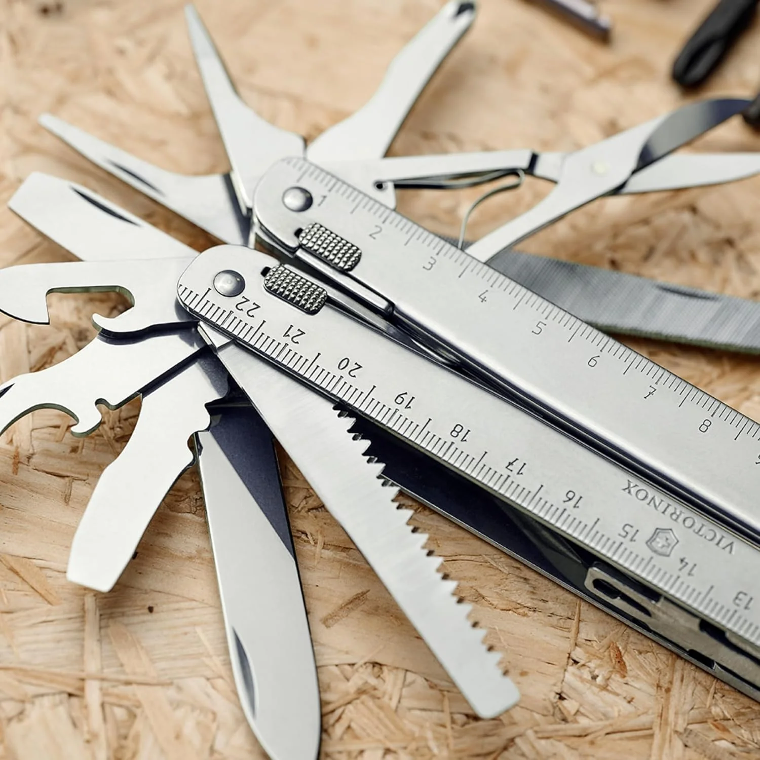 چاقوی جیبی ارتشی سوئیسی Victorinox Swiss Tool، بزرگ، ابزار چندگانه، 28 عملکرد، تیغه قفل شونده، کیف، نقره ای، کوچک چاقوی جیبی ارتشی سوئیسی Victorinox Swiss Tool، بزرگ، ابزار چندگانه، 28 عملکرد، تیغه قفل شونده، کیف، نقره ای، کوچک