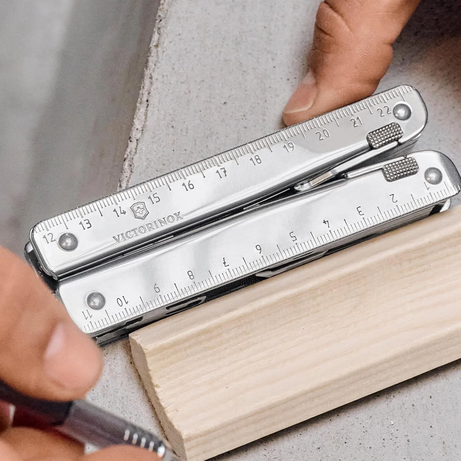 چاقوی جیبی ارتشی سوئیسی Victorinox Swiss Tool، بزرگ، ابزار چندگانه، 28 عملکرد، تیغه قفل شونده، کیف، نقره ای، کوچک چاقوی جیبی ارتشی سوئیسی Victorinox Swiss Tool، بزرگ، ابزار چندگانه، 28 عملکرد، تیغه قفل شونده، کیف، نقره ای، کوچک