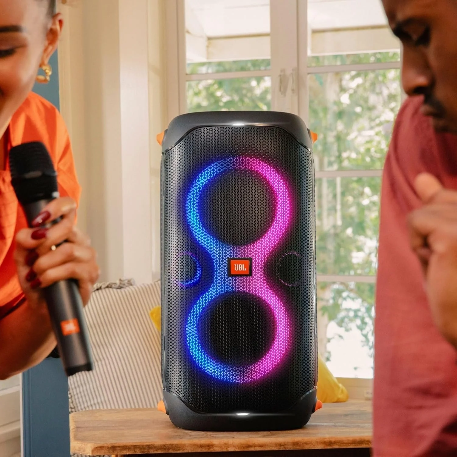 باندل جی بی ال پارتی باکس 110 و میکروفون بی سیم، اسپیکر و میکروفون با جلوه نور LED، توان 160 وات، 12 ساعت پخش، ضد آب IPX4 - مشکی باندل جی بی ال پارتی باکس 110 و میکروفون بی سیم، اسپیکر و میکروفون با جلوه نور LED، توان 160 وات، 12 ساعت پخش، ضد آب IPX4 - مشکی