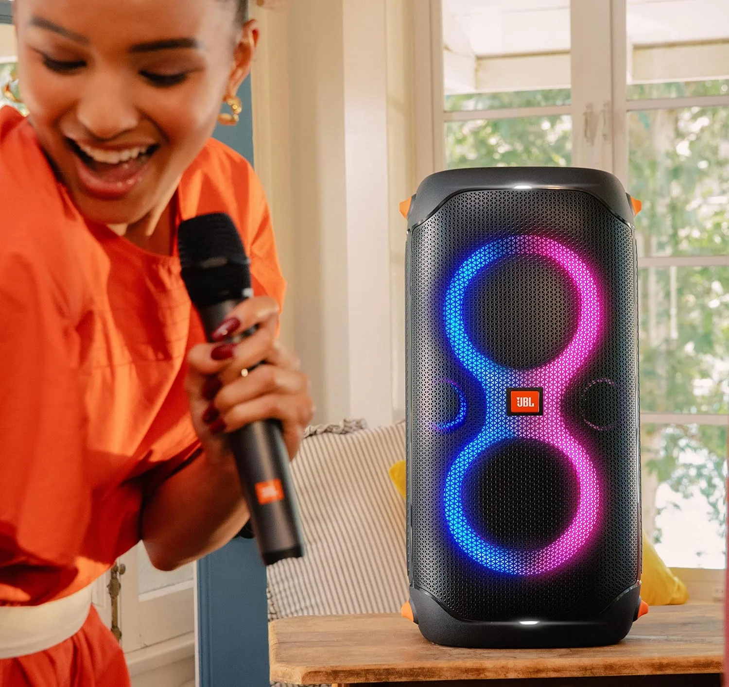 اسپیکر بلوتوثی قابل حمل JBL Partybox 110 به همراه میکروفون بی سیم PBM100 اسپیکر بلوتوثی قابل حمل JBL Partybox 110 به همراه میکروفون بی سیم PBM100
