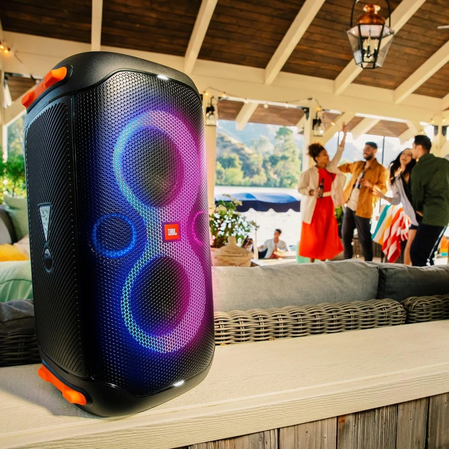 باندل جی بی ال پارتی باکس 110 و میکروفون بی سیم، اسپیکر و میکروفون با جلوه نور LED، توان 160 وات، 12 ساعت پخش، ضد آب IPX4 - مشکی باندل جی بی ال پارتی باکس 110 و میکروفون بی سیم، اسپیکر و میکروفون با جلوه نور LED، توان 160 وات، 12 ساعت پخش، ضد آب IPX4 - مشکی