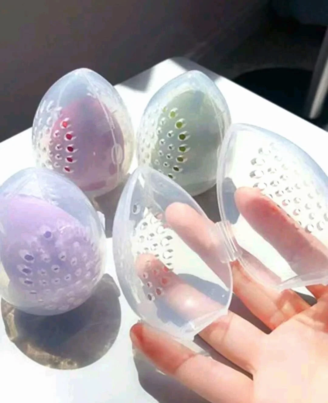 3 عدد جعبه بیوتی بلندر بسته بندی شده به صورت جداگانه. نگهدارنده اسفنج آرایشی شفاف مناسب برای مسافرت. 5 عدد سازمان دهنده پلاستیکی لوازم آرایشی. جعبه های محافظ شفاف برای خشک و تمیز نگه داشتن اسفنج های آرایشی و پدهای پودری