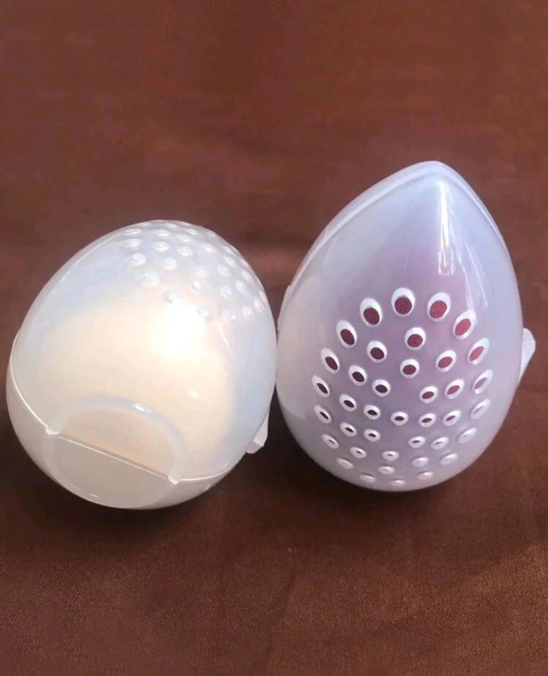 3 عدد جعبه بیوتی بلندر بسته بندی شده به صورت جداگانه. نگهدارنده اسفنج آرایشی شفاف مناسب برای مسافرت. 5 عدد سازمان دهنده پلاستیکی لوازم آرایشی. جعبه های محافظ شفاف برای خشک و تمیز نگه داشتن اسفنج های آرایشی و پدهای پودری