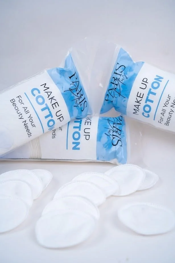 پدهای آرایشی پاریس پلاس از جنس پنبه خالص - بسته 2x100 عددی پد گرد، ساخته شده از پنبه خالص، طبیعتا نرم، جاذب و ملایم، آرایش را بدون باقی گذاشتن الیاف روی پوست شما پاک می کند. پدهای آرایشی پاریس پلاس از جنس پنبه خالص - بسته 2x100 عددی پد گرد، ساخته شده از پنبه خالص، طبیعتا نرم، جاذب و ملایم، آرایش را بدون باقی گذاشتن الیاف روی پوست شما پاک می کند.