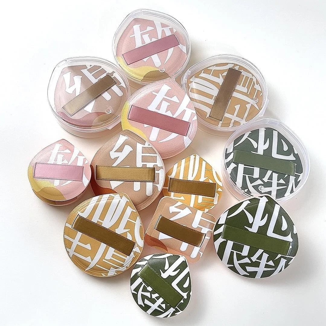 2 عدد پد آرایشی، پف پودر فشرده زیرساز آرایش صورت، پد جایگزین اسفنجی برای کرم پودر بی عیب و نقص آرایشی، مناسب پوست های حساس و انواع پوست به همراه جعبه نگهداری، نارنجی، A45,S