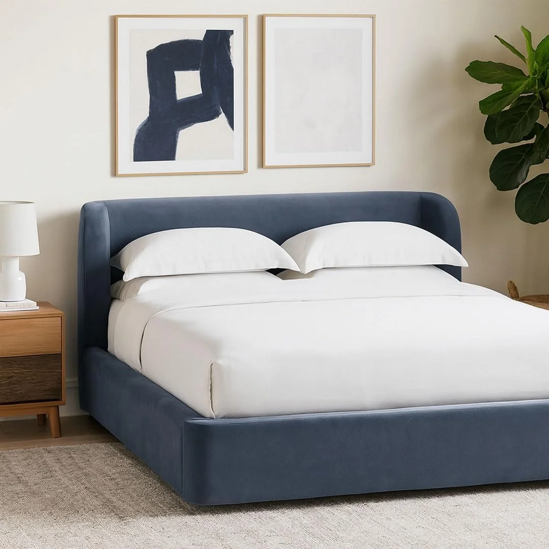 تخت خواب روکش دار Flow - قطعه طراح سفارشی با تاج بالدار منحنی و روکش مخملی | مبلمان لوکس مقرون به صرفه در امارات متحده عربی | موجود در سایزهای یک نفره تا سوپر کینگ (120 در 200) تخت خواب روکش دار Flow - قطعه طراح سفارشی با تاج بالدار منحنی و روکش مخملی | مبلمان لوکس مقرون به صرفه در امارات متحده عربی | موجود در سایزهای یک نفره تا سوپر کینگ (120 در 200)