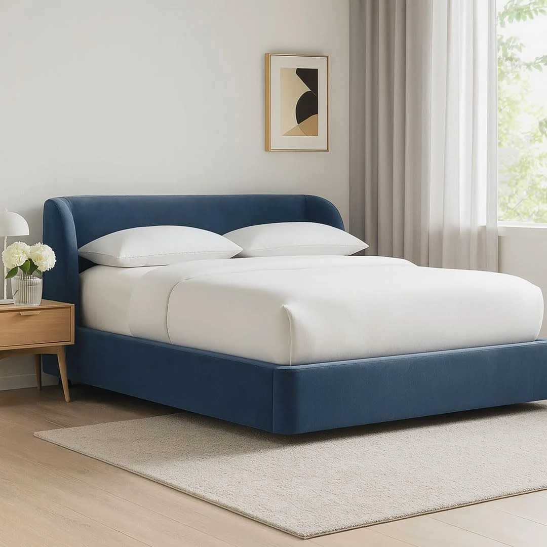 تخت خواب روکش دار Flow - قطعه طراح سفارشی با تاج بالدار منحنی و روکش مخملی | مبلمان لوکس مقرون به صرفه در امارات متحده عربی | موجود در سایزهای یک نفره تا سوپر کینگ (120 در 200) تخت خواب روکش دار Flow - قطعه طراح سفارشی با تاج بالدار منحنی و روکش مخملی | مبلمان لوکس مقرون به صرفه در امارات متحده عربی | موجود در سایزهای یک نفره تا سوپر کینگ (120 در 200)